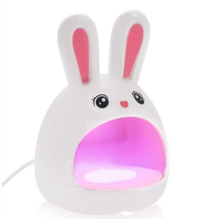 Comment une lampe à ongles influence-t-elle les normes de manucure professionnelle dans le monde entier ?